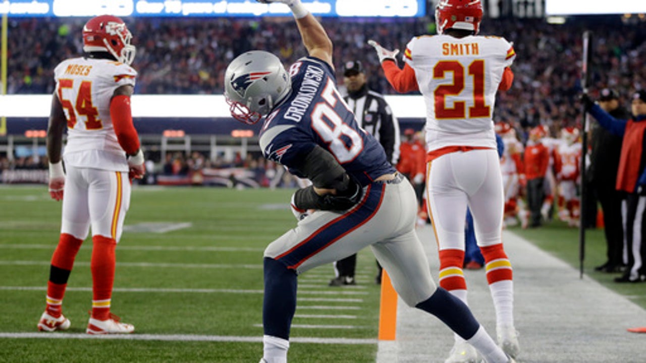 NFL Latest: Score close, but Pats look to be in control